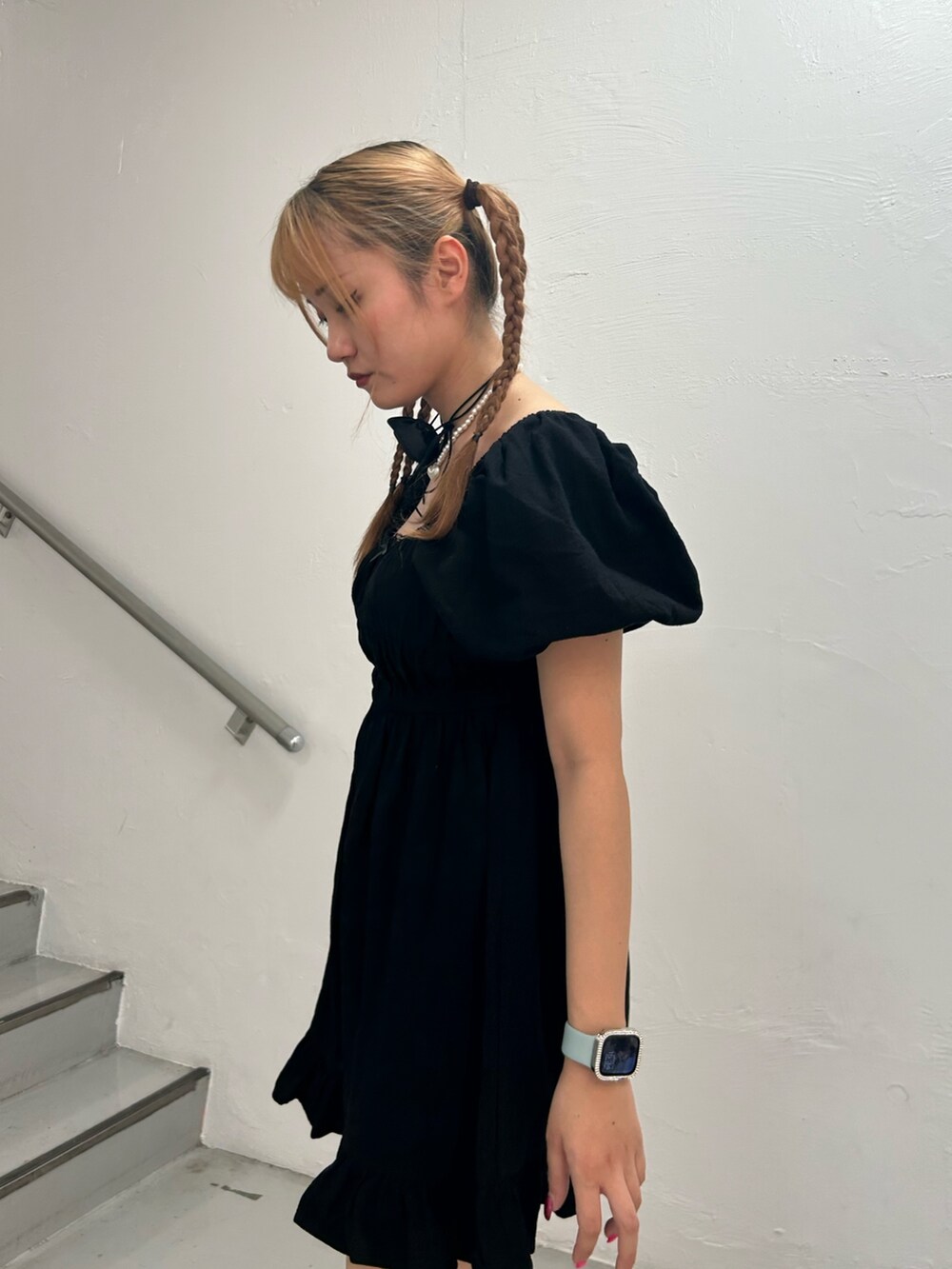 ブラック系のワンピース、ブラック系のサンダル、ブラック系のチョーカーを着用したレディースの夏コーディネートの5枚目の写真