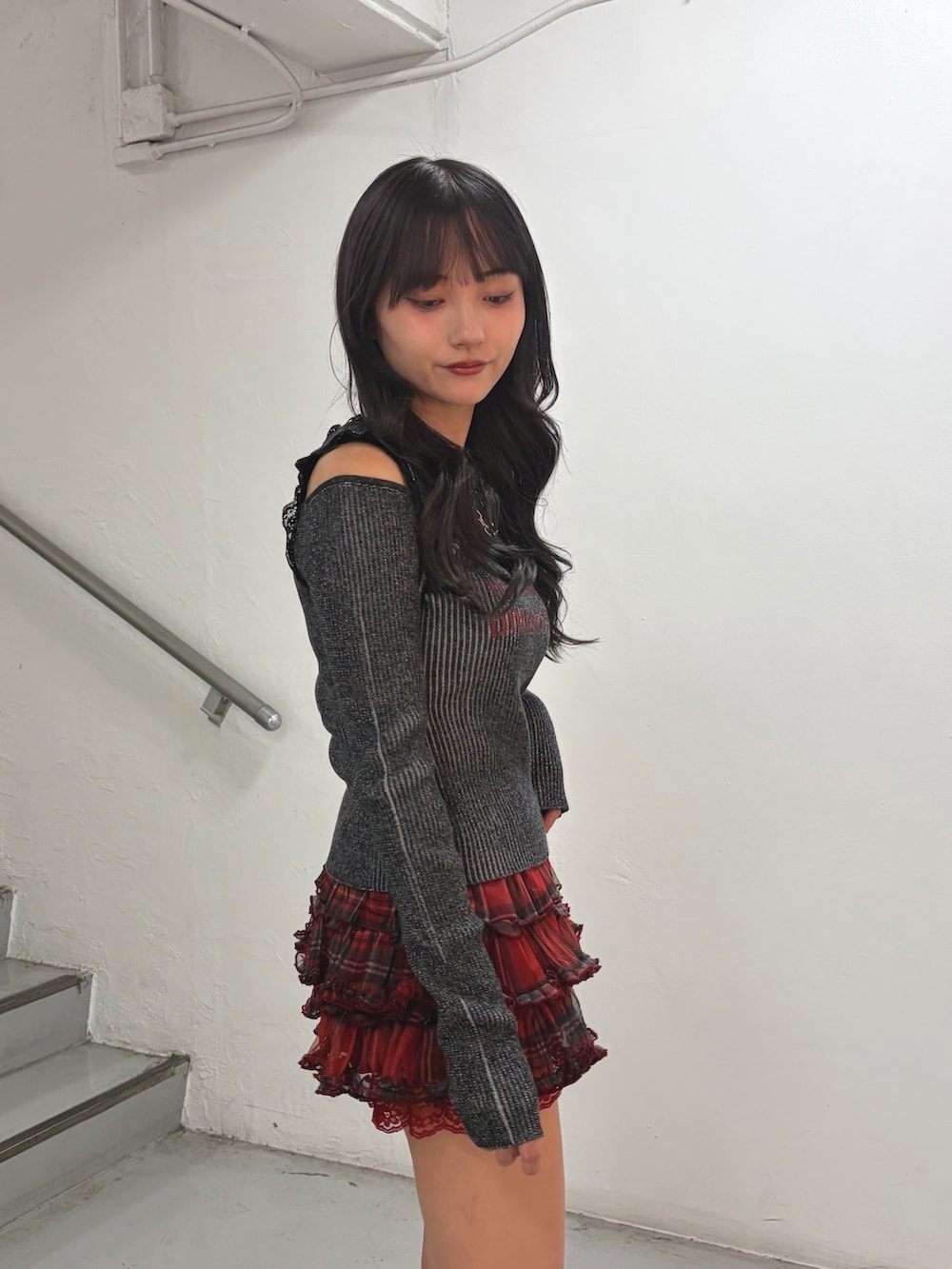 ブラック系のニット/セーター、レッド系のその他パンツ、シルバー系のネックレスを着用したレディースの秋コーディネートの7枚目の写真