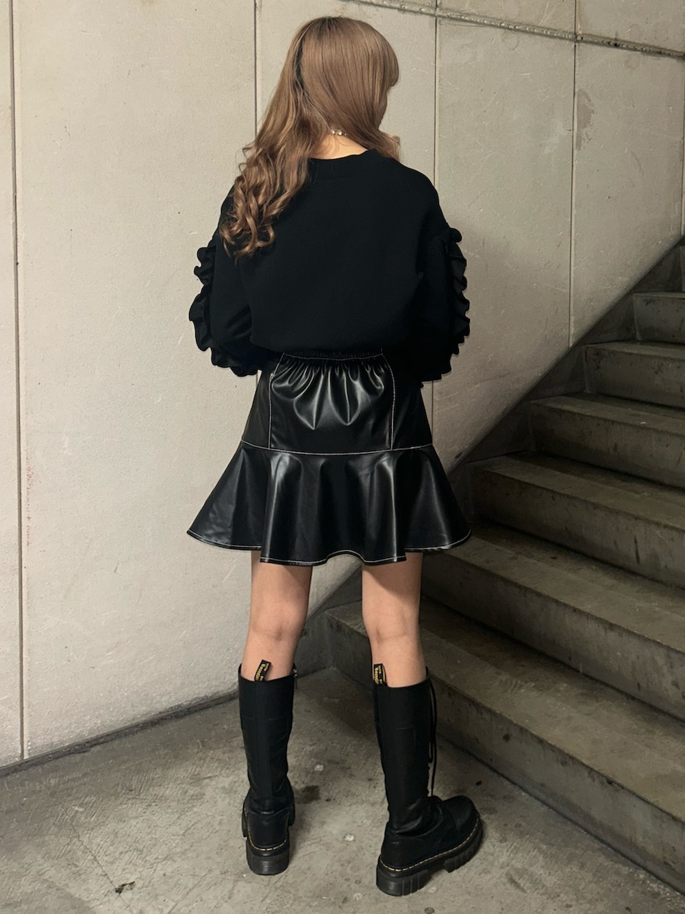 「jouetieのラインストーンフリルプルオーバー（スウェット、ブラック系）」を使った、HONOKAさん（レディース・157cm）の冬コーディネートの3枚目の写真