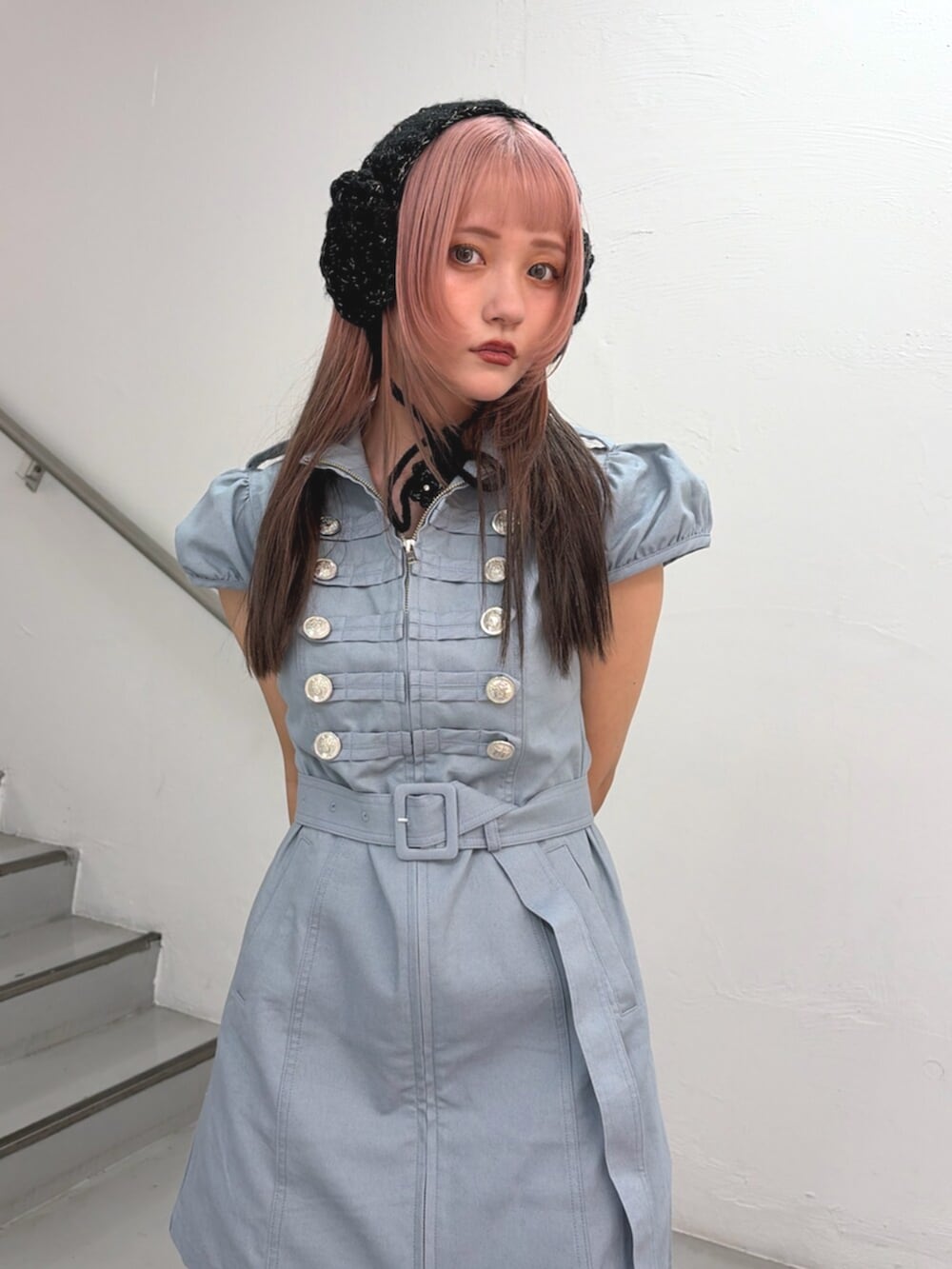 ブルー系のワンピース、ブラック系のヘアバンドを着用したレディースの夏コーディネートの5枚目の写真
