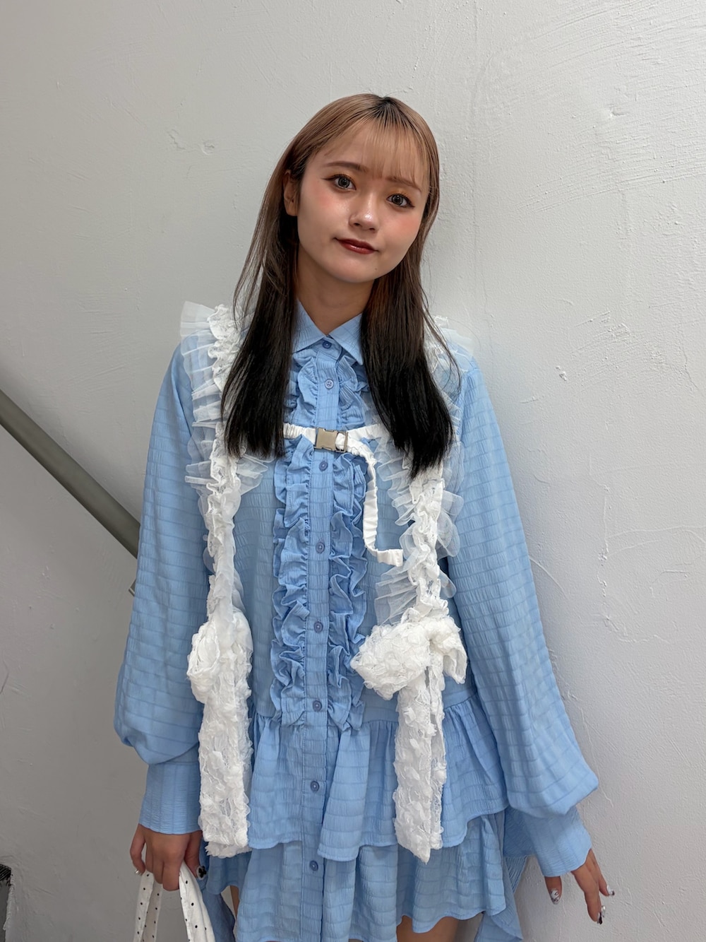 ブルー系のシャツ/ブラウス、ホワイト系のトートバッグ、ホワイト系のベルトを着用したレディースの春コーディネートの5枚目の写真