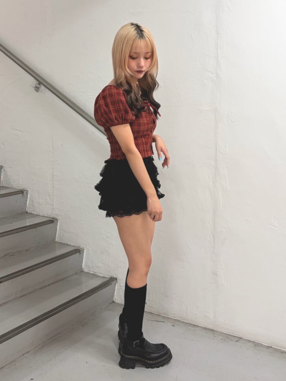 レッド系のシャツ/ブラウス、ブラック系のその他パンツ、ブラック系のネックレスを着用したレディースの夏コーディネートの2枚目の写真