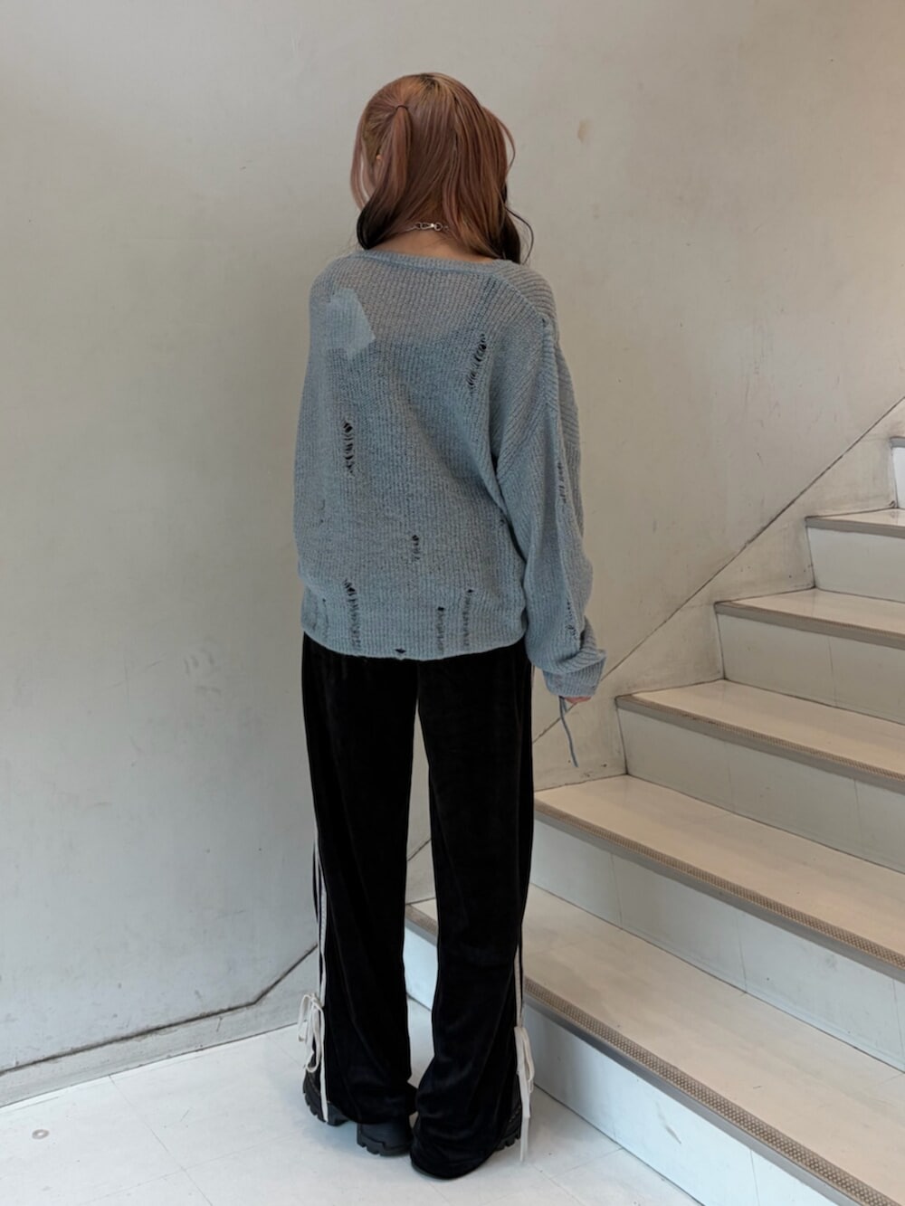 ブルー系のニット/セーター、ブラック系のその他パンツ、シルバー系のネックレスを着用したレディースの秋コーディネートの3枚目の写真