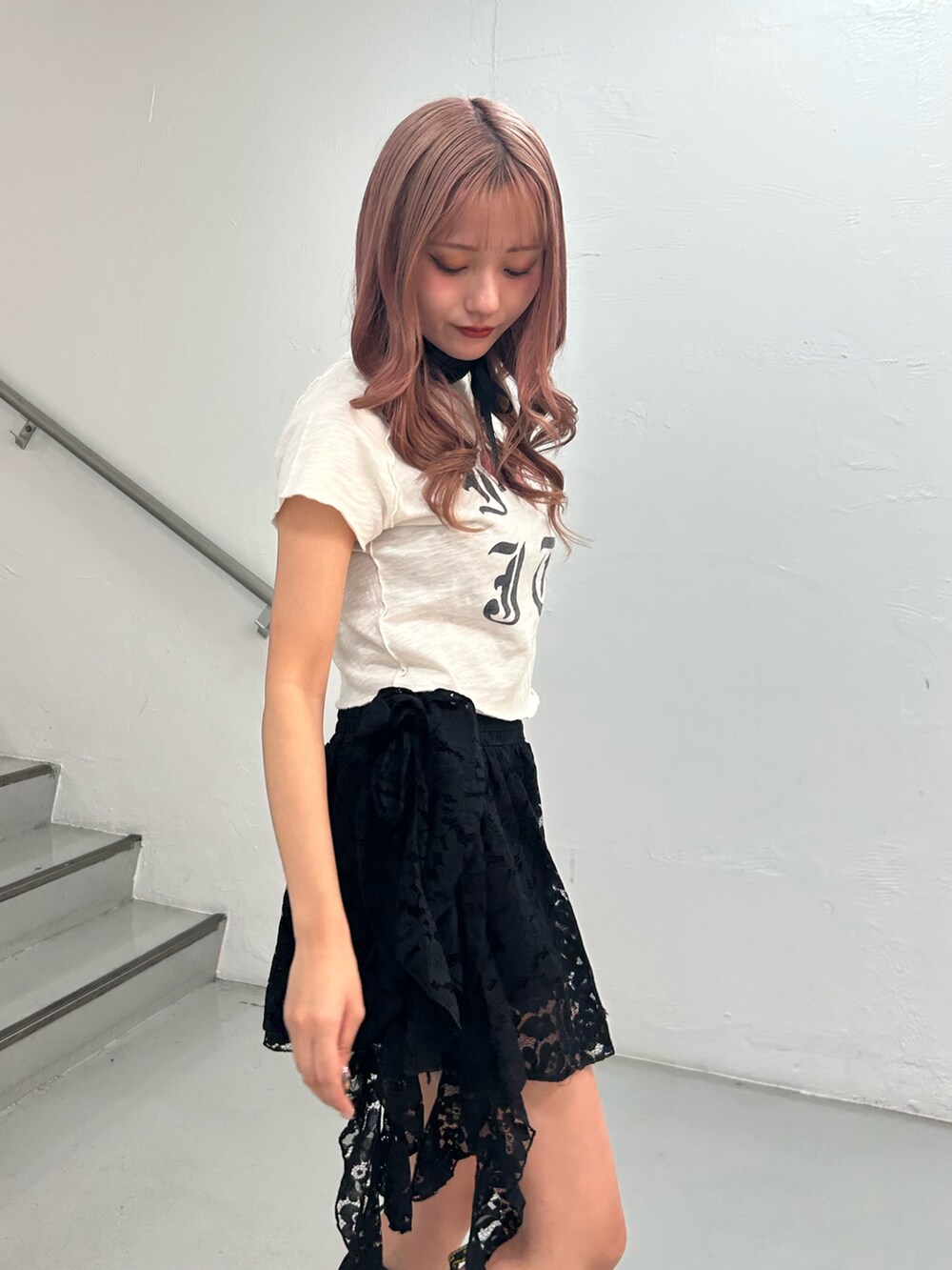 ホワイト系のTシャツ/カットソー、ブラック系のスカート、ブラック系のチョーカーを着用したレディースの春コーディネートの5枚目の写真