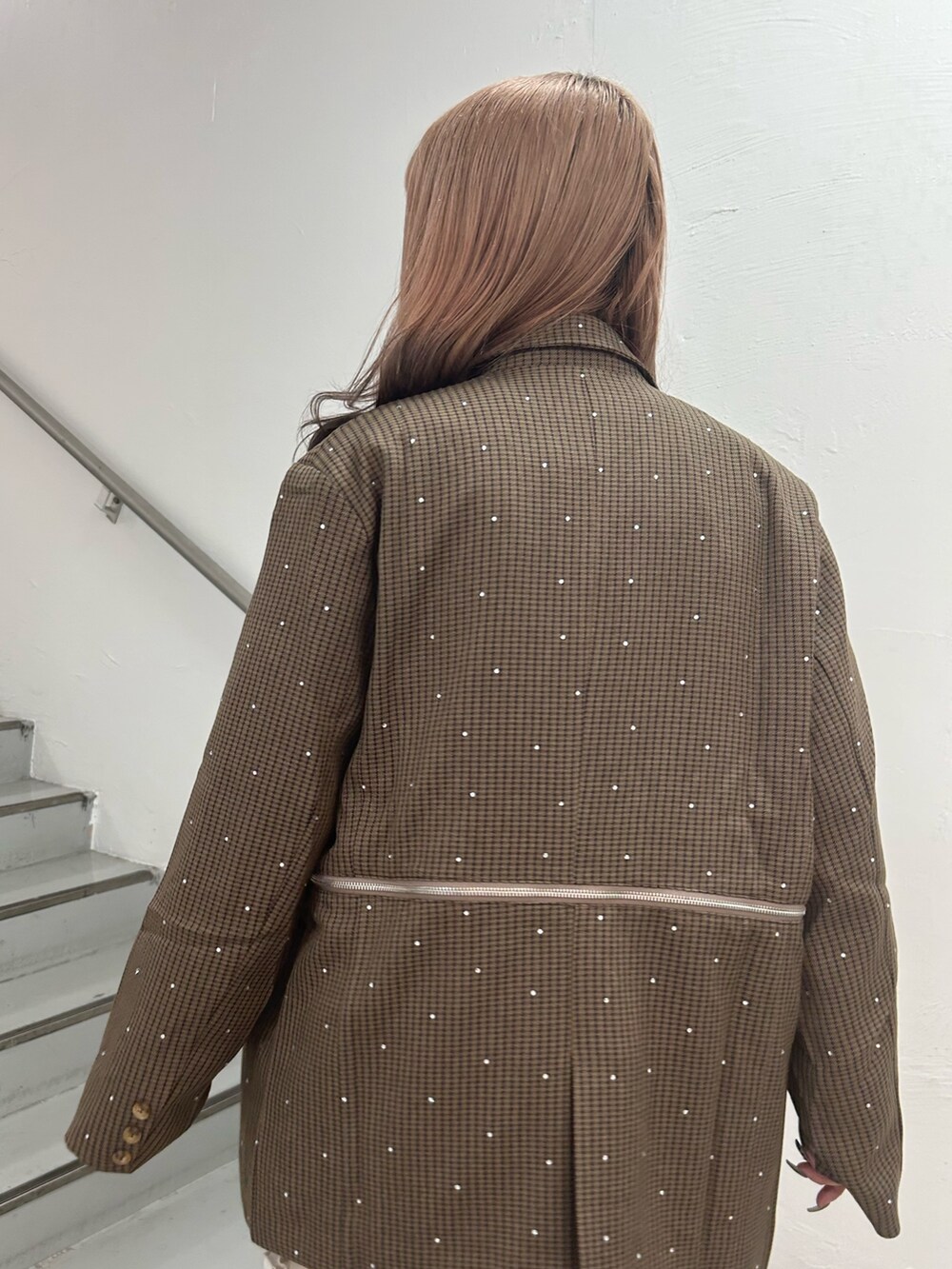 ブラウン系のテーラードジャケット、ホワイト系のシャツ/ブラウス、ホワイト系のその他パンツを着用したレディースの秋コーディネートの6枚目の写真