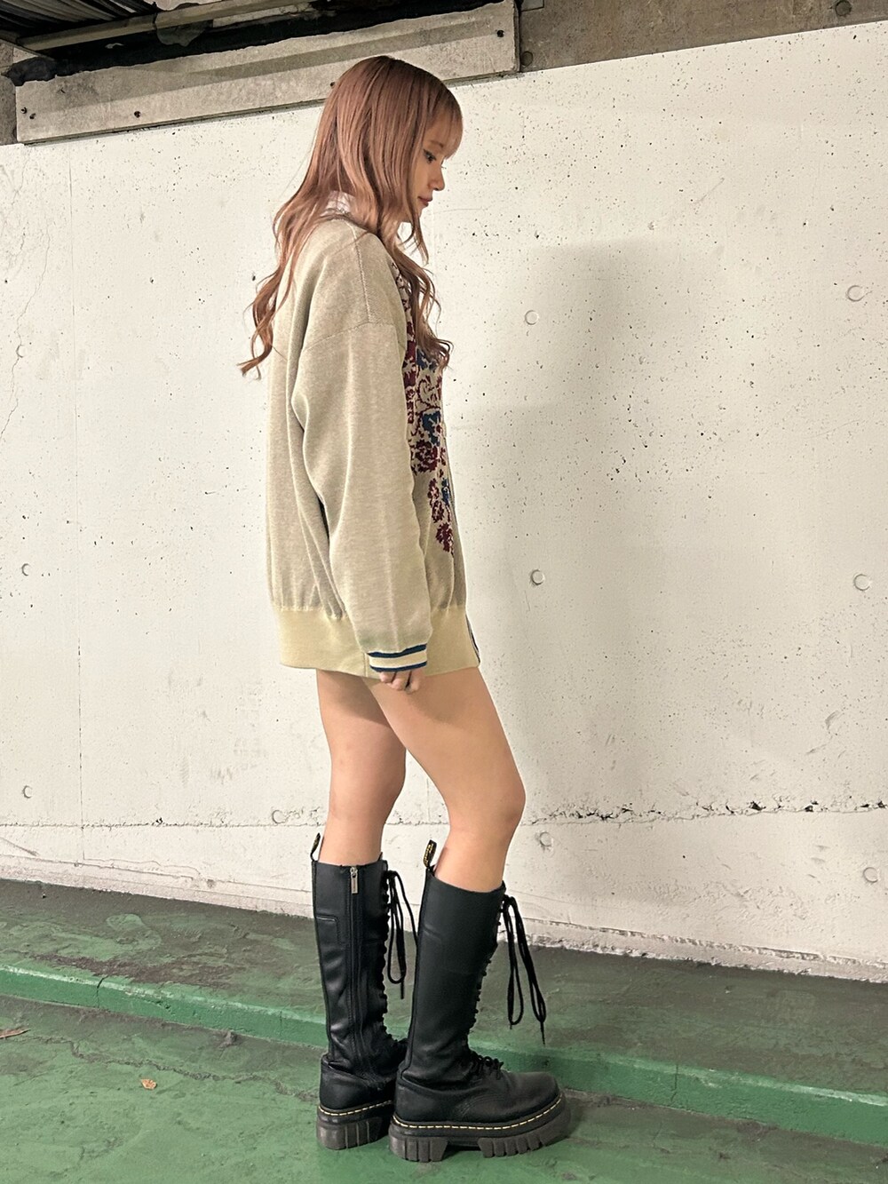 ホワイト系のニット/セーター、ホワイト系のシャツ/ブラウス、ホワイト系のその他パンツを着用したレディースの冬コーディネートの2枚目の写真