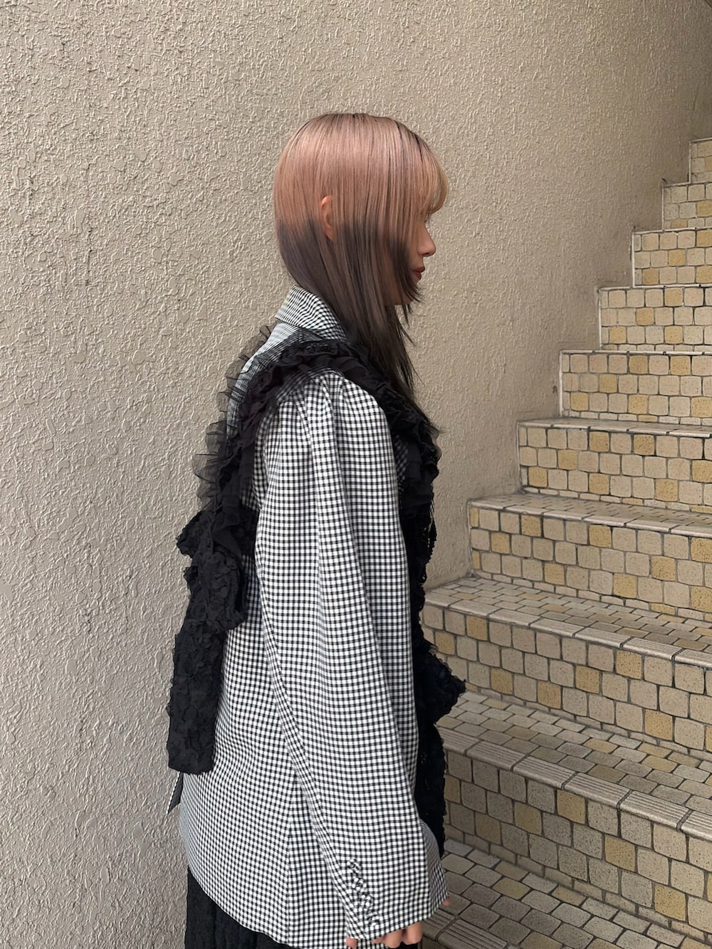 その他のテーラードジャケット、ブラック系のワンピース、ブラック系のベルトを着用したレディースの冬コーディネートの6枚目の写真