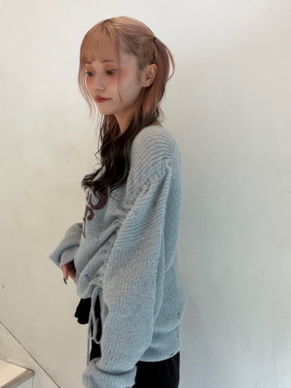 ブルー系のニット/セーター、ブラック系のその他パンツ、シルバー系のネックレスを着用したレディースの秋コーディネートの6枚目の写真