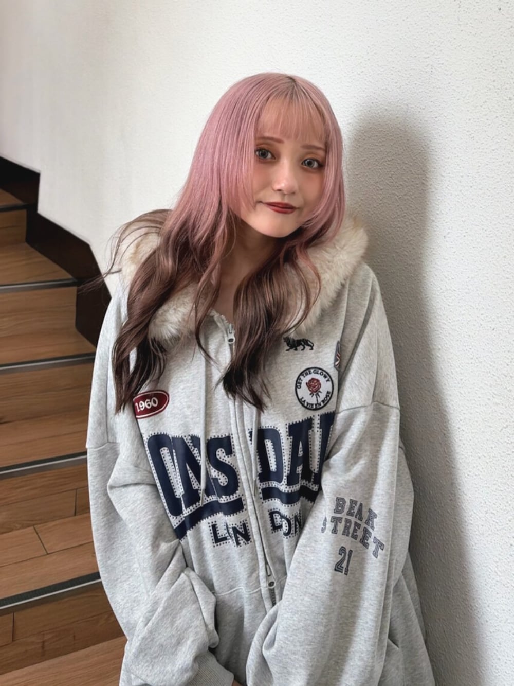 ブラック系のデニムスカート、グレー系のパーカー、ブラック系のボストンバッグを着用したレディースの夏コーディネートの5枚目の写真