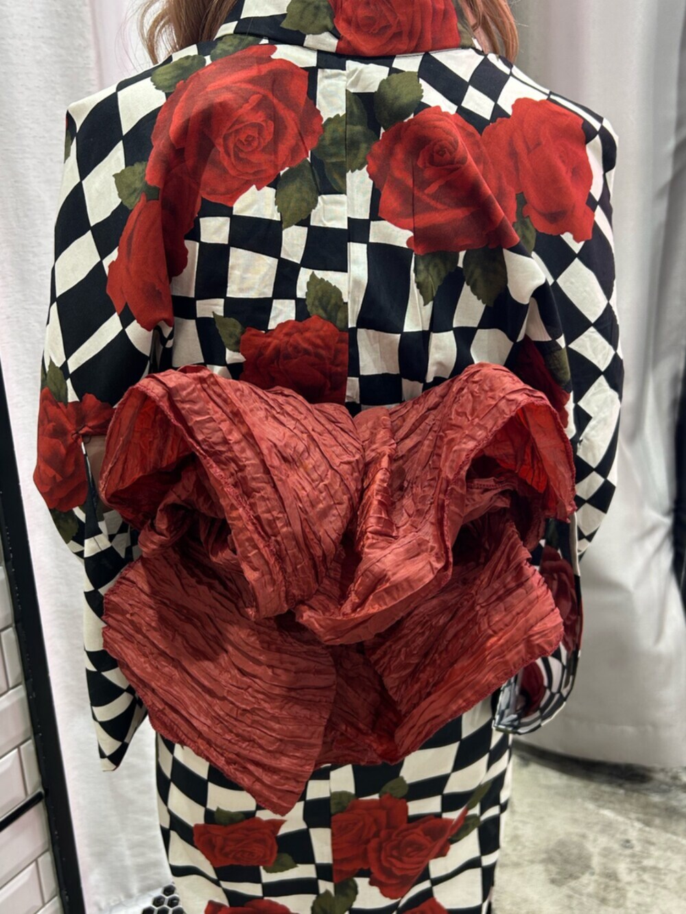 レッド系の浴衣を着用したレディースの夏コーディネートの8枚目の写真