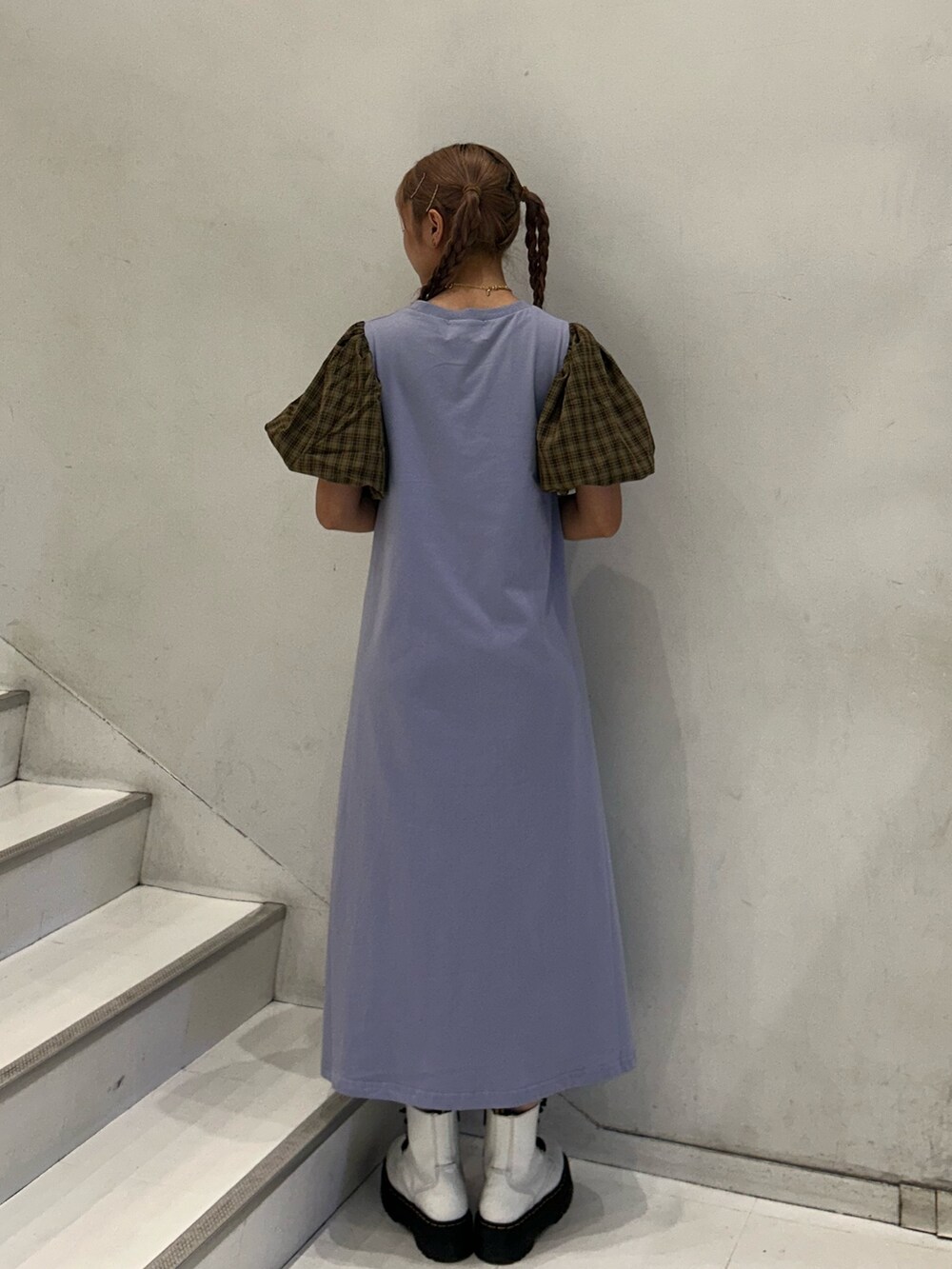 パープル系のワンピース、ホワイト系のブーツ、ゴールド系のネックレスを着用したレディースの夏コーディネートの2枚目の写真