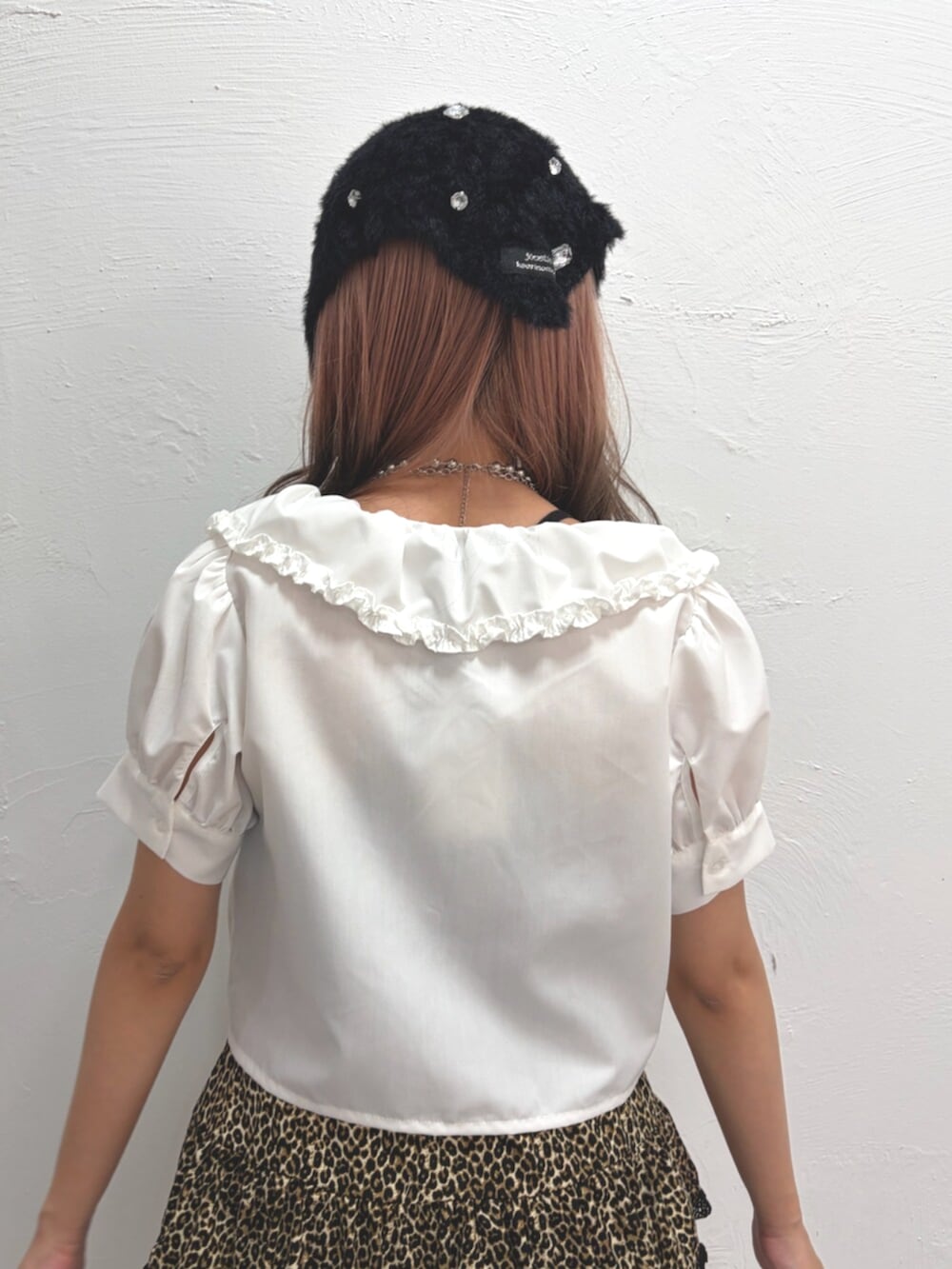 ホワイト系のシャツ/ブラウス、ブラウン系のスカート、ブラック系のその他ヘアアクセサリーを着用したレディースの夏コーディネートの6枚目の写真