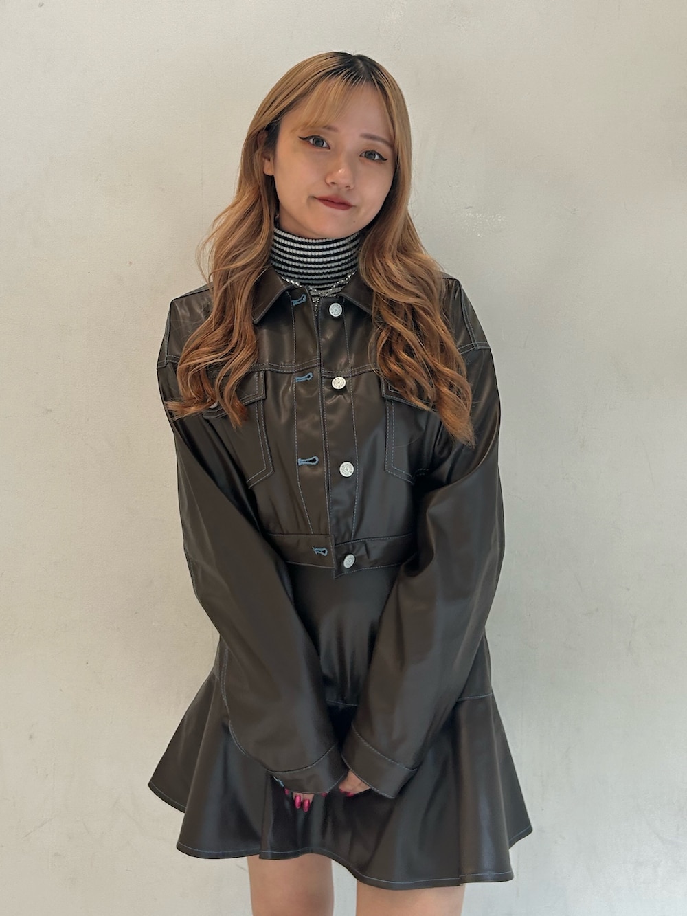 ブラウン系のセットアップ、その他のニット/セーター、ホワイト系のネックレスを着用したレディースの秋コーディネートの4枚目の写真