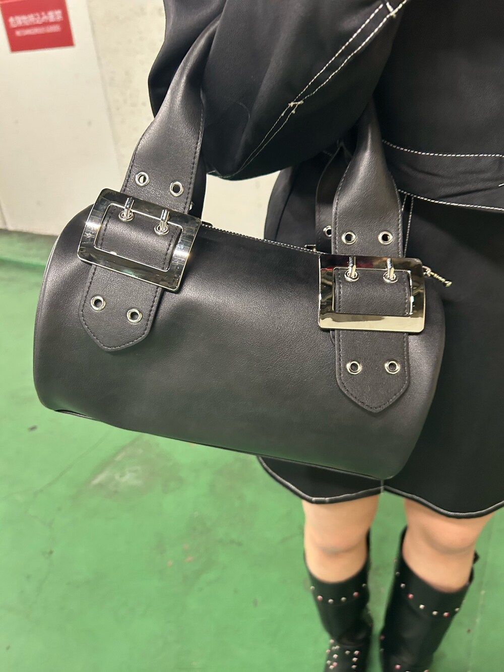 ブラック系のワンピース、レッド系のTシャツ/カットソー、ブラック系のボストンバッグを着用したレディースの春コーディネートの8枚目の写真