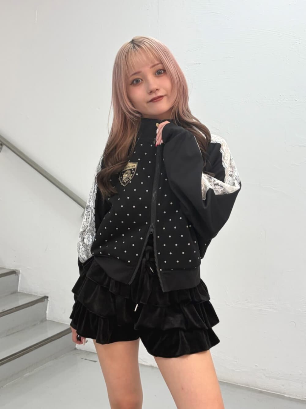 ブラック系のスカート、ブラック系のTシャツ/カットソー、ブラック系のブーツを着用したレディースの夏コーディネートの5枚目の写真