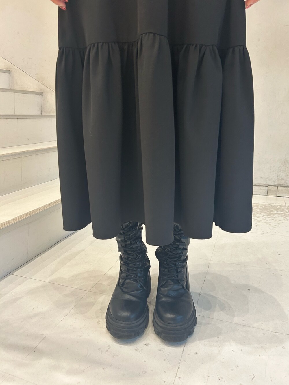 ブラック系のカーディガン/ボレロ、ブラック系のワンピースを着用したレディースの春コーディネートの8枚目の写真