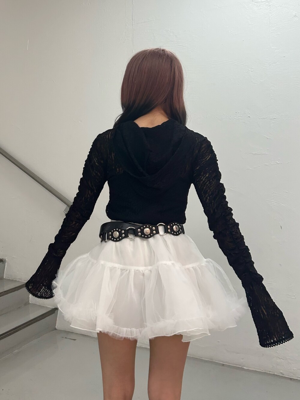 ブラック系のTシャツ/カットソー、ホワイト系のスカート、ブラック系のベルトを着用したレディースの夏コーディネートの6枚目の写真