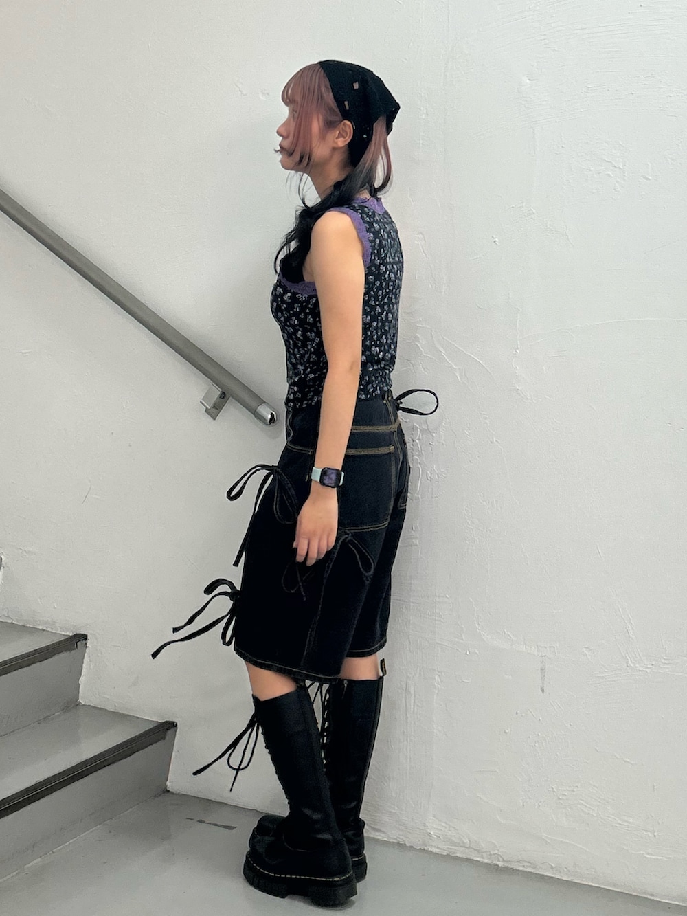 その他のタンクトップ、ブラック系のデニムパンツ、シルバー系のネックレスを着用したレディースの夏コーディネートの2枚目の写真