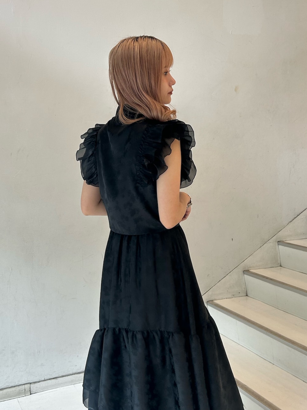 ブラック系のシャツ/ブラウス、ブラック系のスカート、シルバー系のブレスレットを着用したレディースの春コーディネートの5枚目の写真