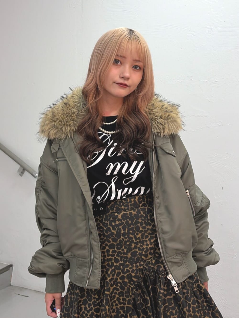 ブラウン系のスカート、グリーン系のMA-1、ブラック系のTシャツ/カットソーを着用したレディースの夏コーディネートの5枚目の写真