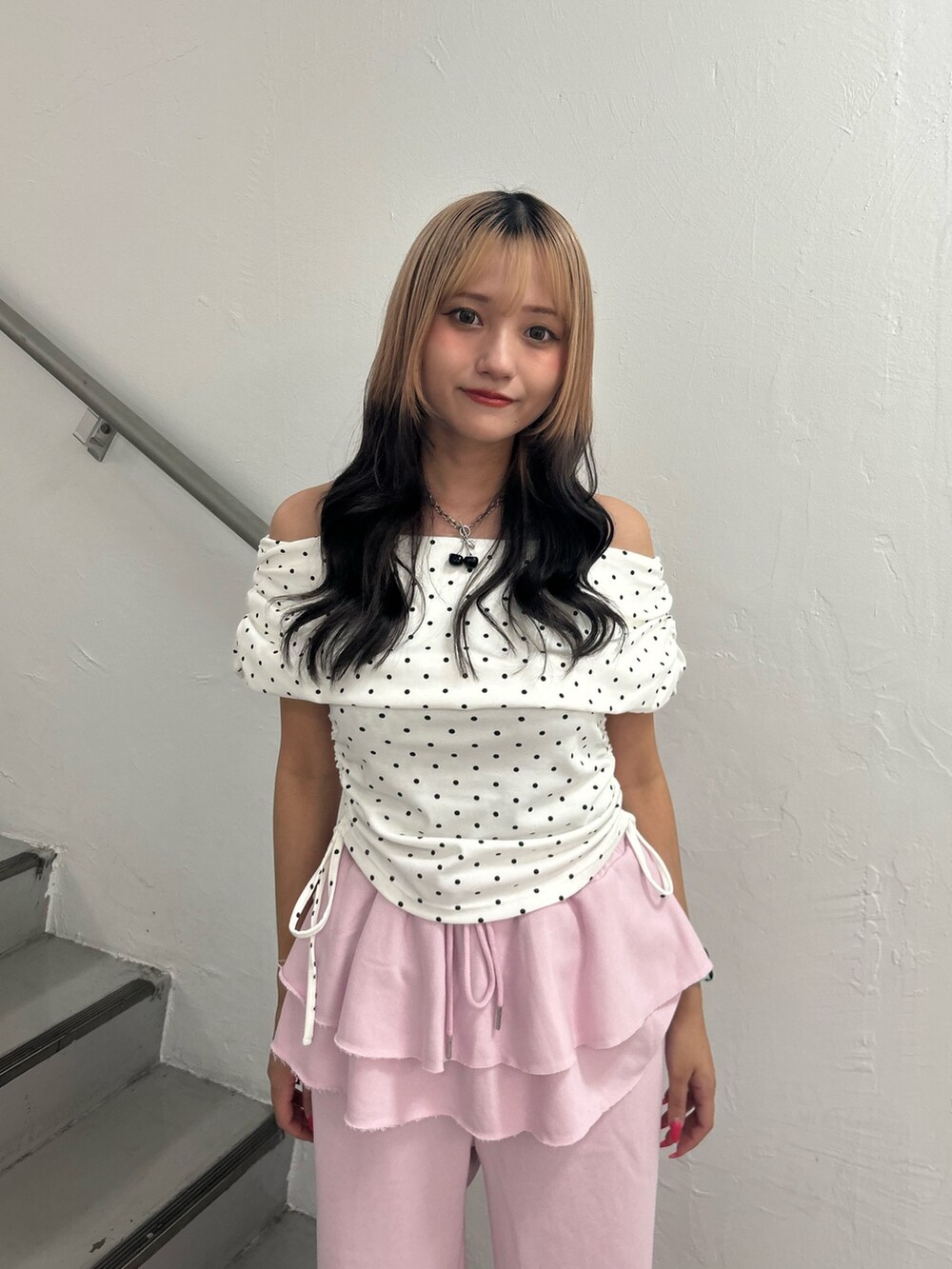 ホワイト系のTシャツ/カットソー、ピンク系のスウェットパンツ、ブラック系のネックレスを着用したレディースの夏コーディネートの5枚目の写真