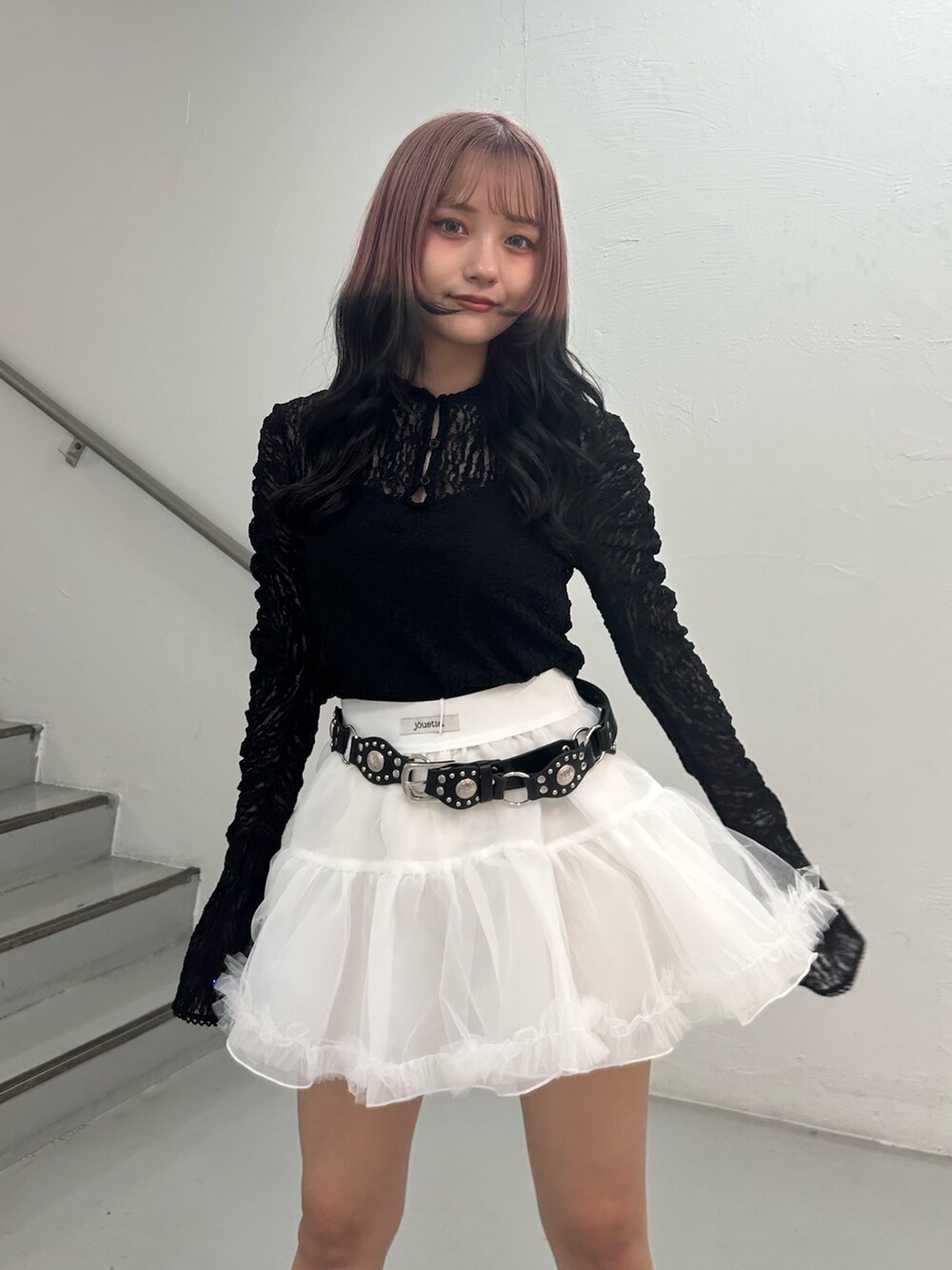 ブラック系のTシャツ/カットソー、ホワイト系のスカート、ブラック系のベルトを着用したレディースの夏コーディネートの4枚目の写真