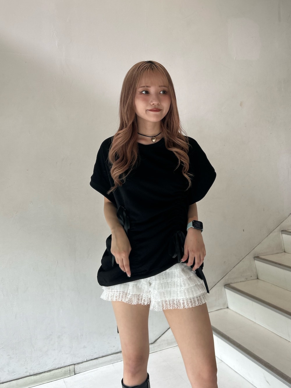 ブラック系のTシャツ/カットソー、ホワイト系のその他パンツ、ゴールド系のチョーカーを着用したレディースの春コーディネートの4枚目の写真