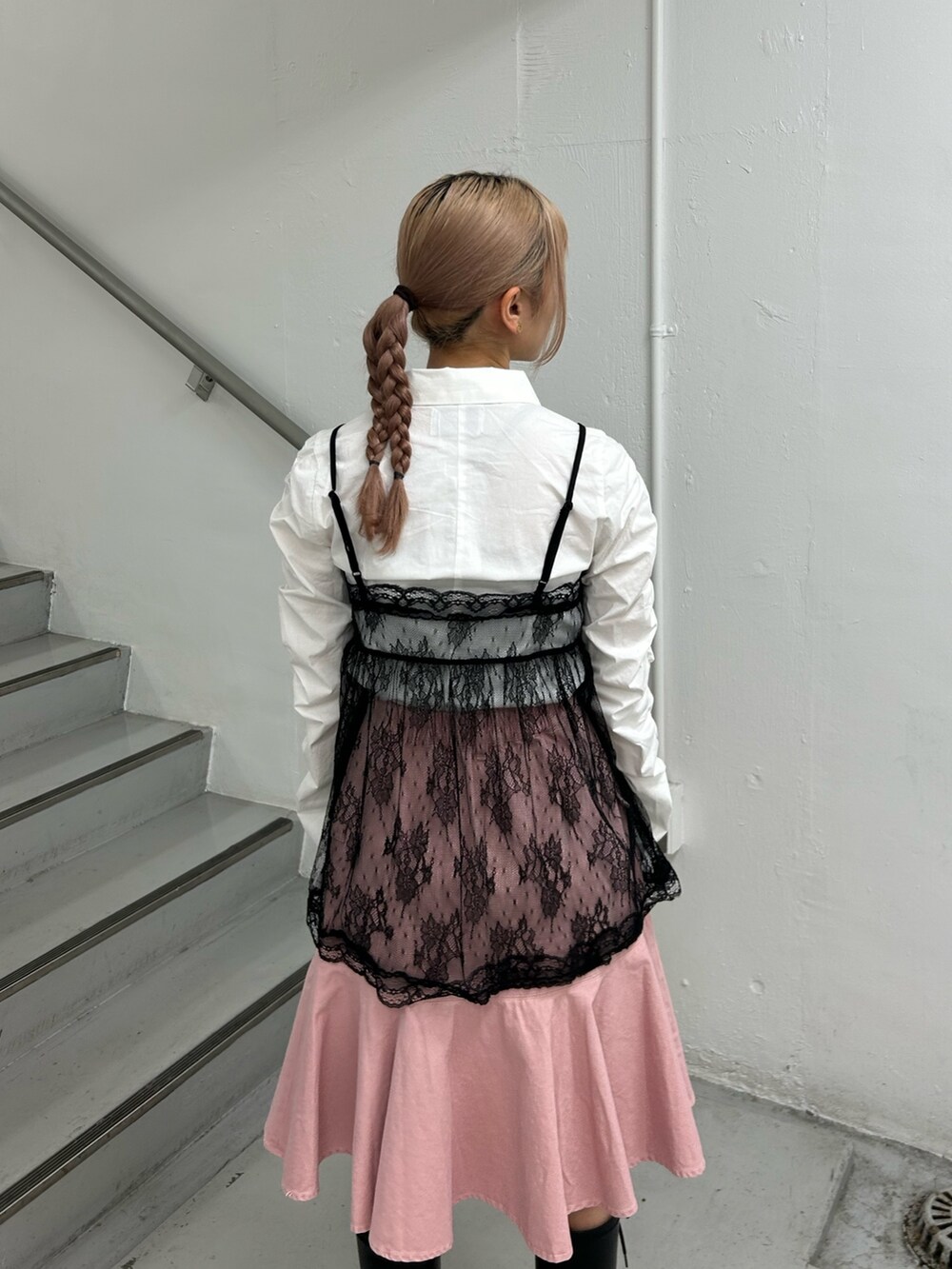 ホワイト系のシャツ/ブラウス、ブラック系のキャミソール、ピンク系のスカートを着用したレディースの冬コーディネートの6枚目の写真