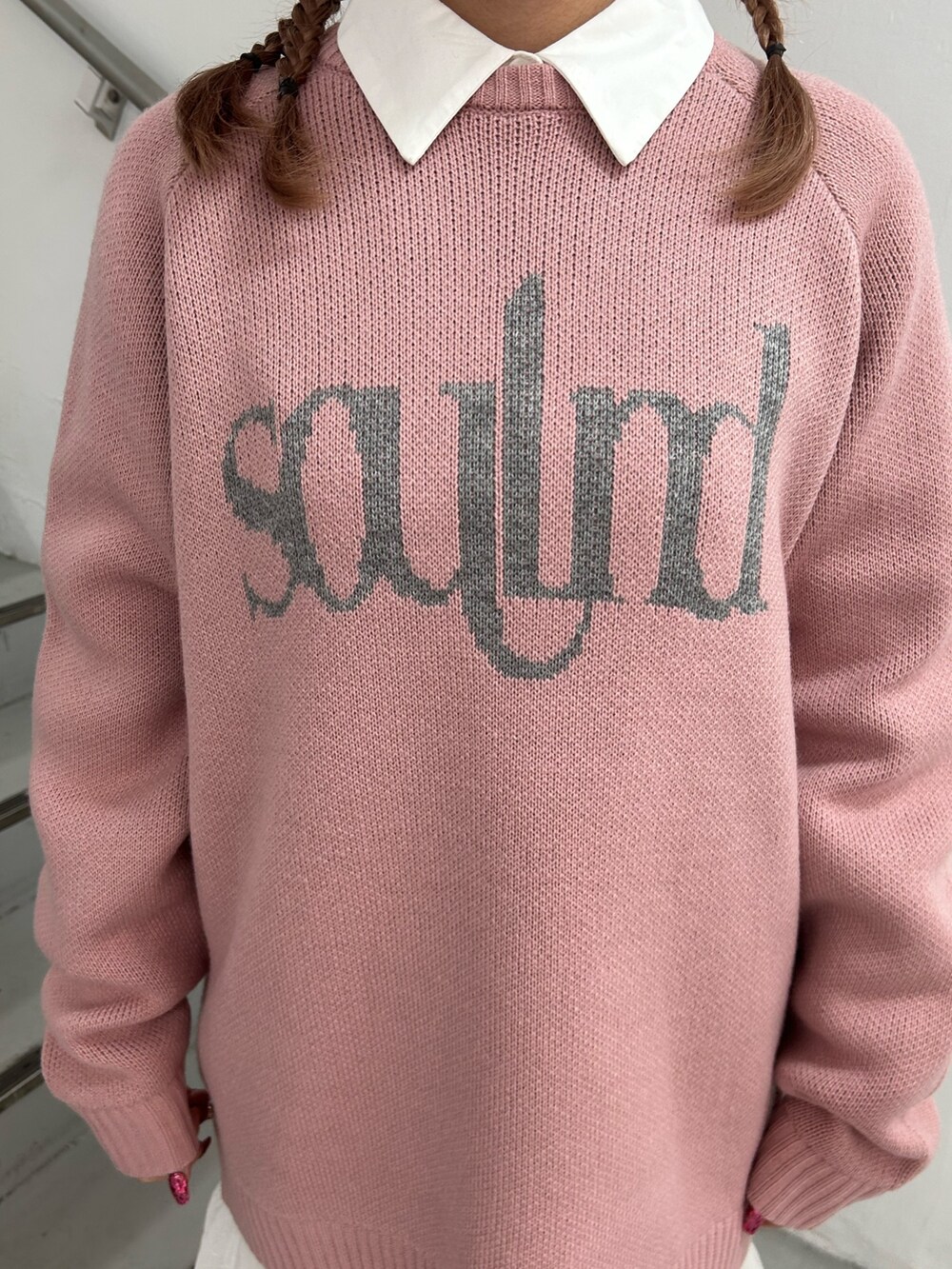 ピンク系のニット/セーター、ホワイト系のシャツ/ブラウス、ホワイト系のスカートを着用したレディースの冬コーディネートの7枚目の写真