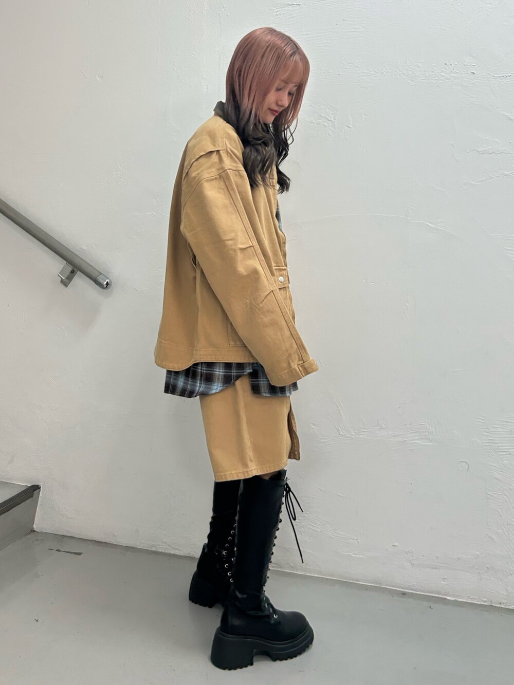 ベージュ系のデニムジャケット、ベージュ系のデニムパンツ、ブラウン系のシャツ/ブラウスを着用したレディースの夏コーディネートの2枚目の写真