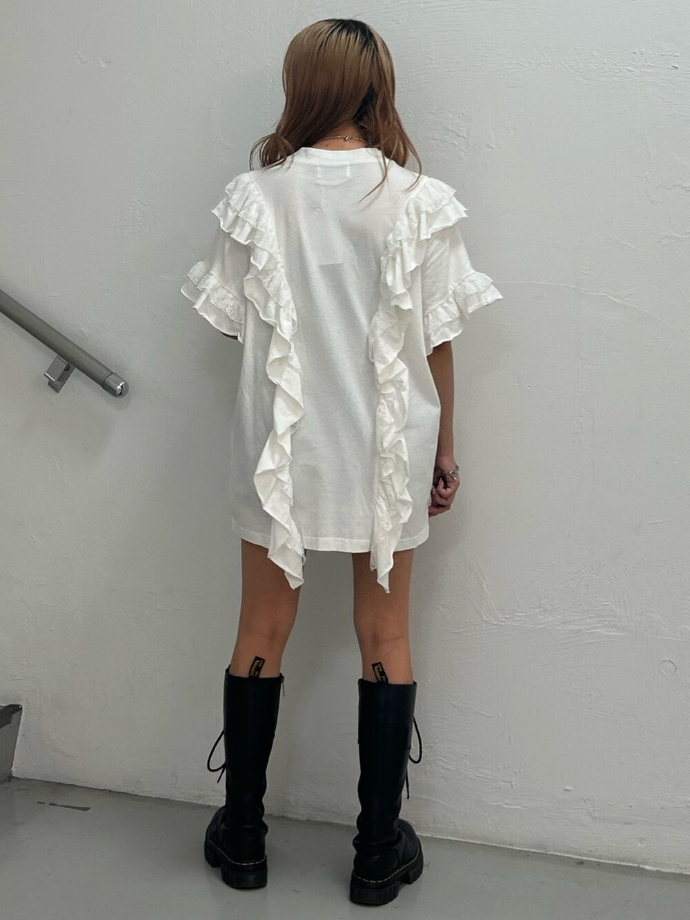 ホワイト系のTシャツ/カットソー、シルバー系のネックレス、シルバー系のブレスレットを着用したレディースの夏コーディネートの3枚目の写真