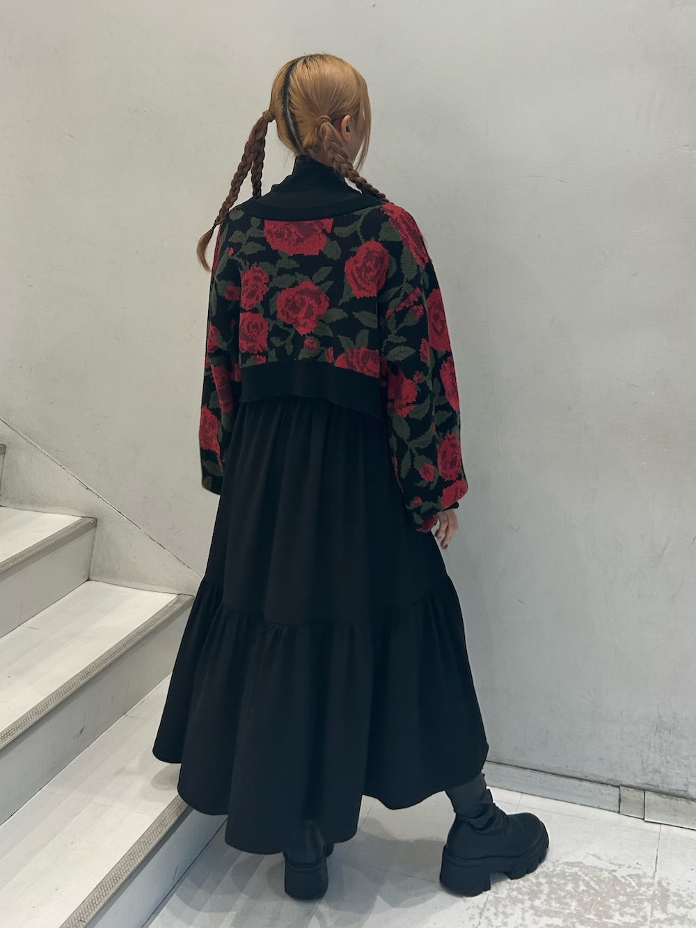 ブラック系のカーディガン/ボレロ、ブラック系のワンピースを着用したレディースの春コーディネートの3枚目の写真