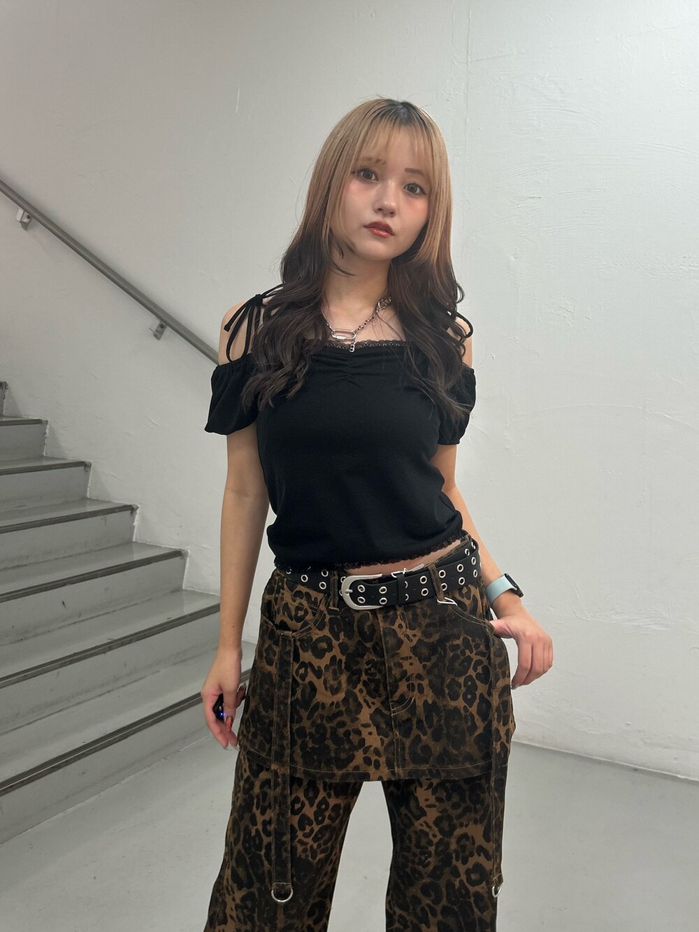 ブラック系のTシャツ/カットソー、ブラウン系のデニムパンツ、ブラック系のベルトを着用したレディースの夏コーディネートの4枚目の写真