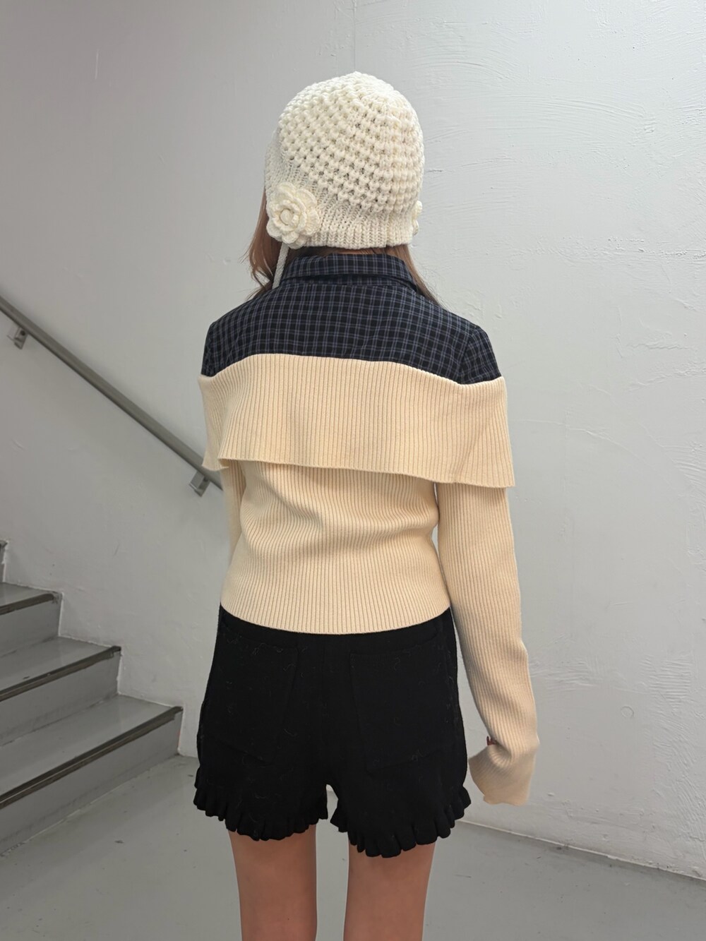 ホワイト系のニット/セーター、ブラック系のその他パンツ、ホワイト系のニットキャップ/ビーニーを着用したレディースの秋コーディネートの6枚目の写真