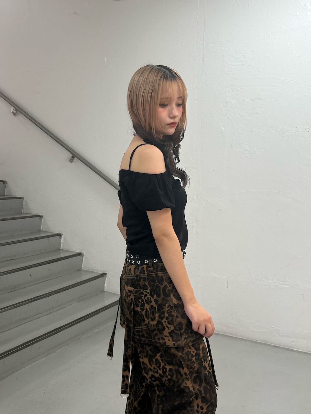 ブラック系のTシャツ/カットソー、ブラウン系のデニムパンツ、ブラック系のベルトを着用したレディースの夏コーディネートの5枚目の写真