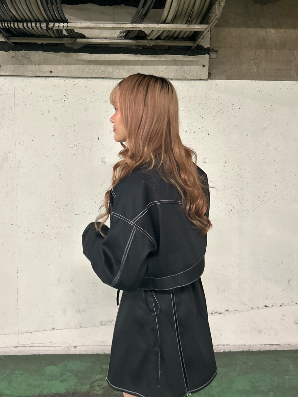 ブラック系のワンピース、レッド系のTシャツ/カットソー、ブラック系のボストンバッグを着用したレディースの春コーディネートの5枚目の写真