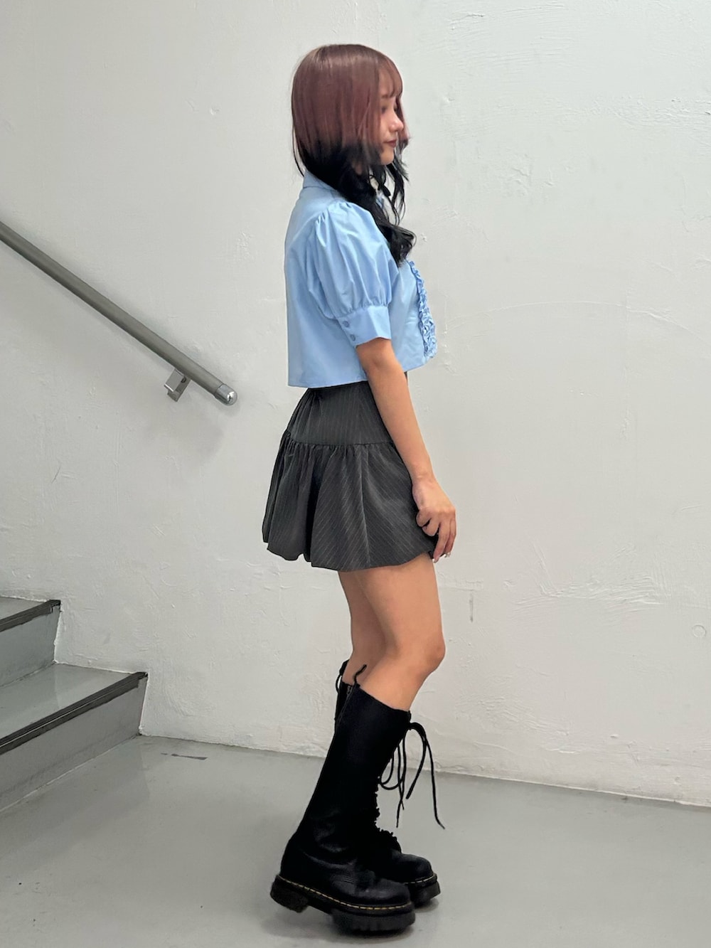 ブルー系のシャツ/ブラウス、グレー系のスカート、ホワイト系のチョーカーを着用したレディースの夏コーディネートの2枚目の写真