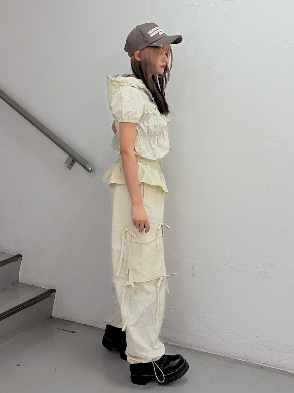 ホワイト系のその他トップス、ホワイト系のその他パンツ、ブラウン系のキャップを着用したレディースの春コーディネートの2枚目の写真