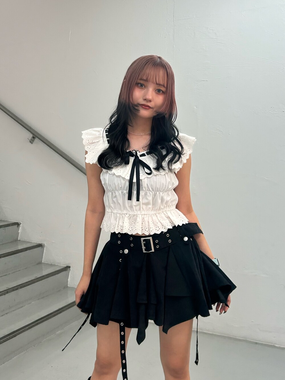 ホワイト系のシャツ/ブラウス、ブラック系のスカート、その他のネックレスを着用したレディースの夏コーディネートの4枚目の写真