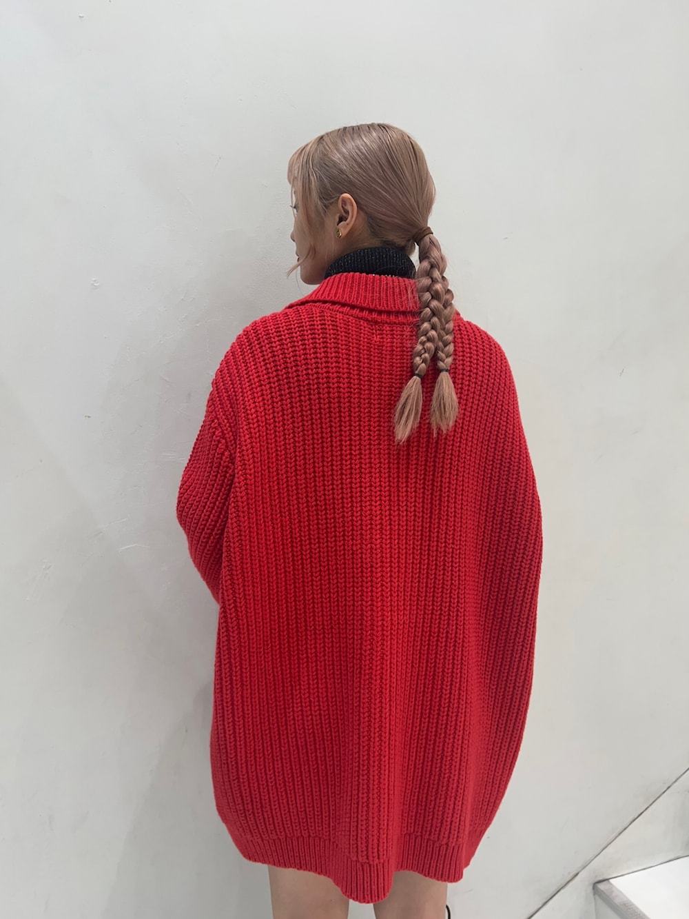 レッド系のカーディガン/ボレロ、その他のニット/セーター、ブラック系のブーツを着用したレディースの秋コーディネートの5枚目の写真