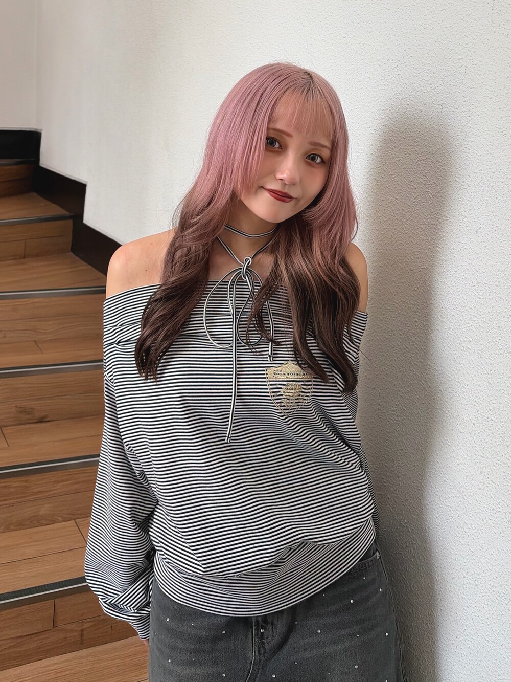 ブラック系のTシャツ/カットソー、ブラック系のデニムスカートを着用したレディースの秋コーディネートの5枚目の写真