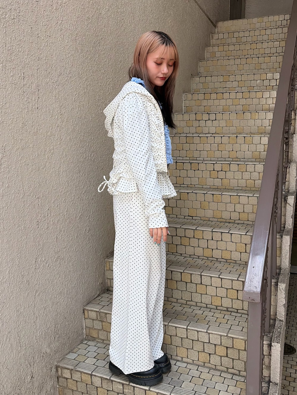 ホワイト系のパーカー、ホワイト系のスウェットパンツ、ブルー系のシャツ/ブラウスを着用したレディースの春コーディネートの2枚目の写真