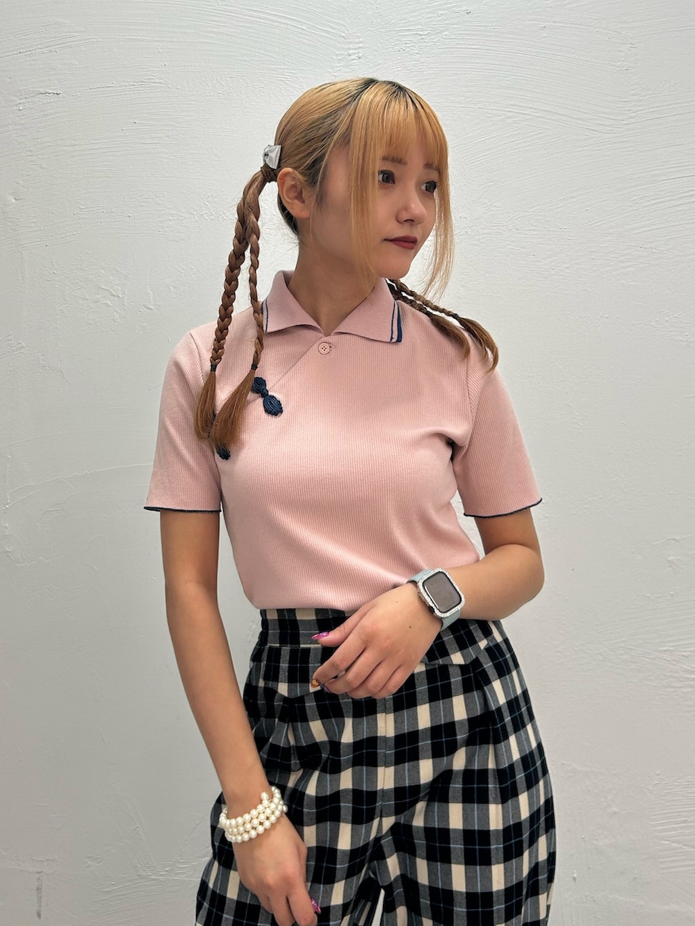 ピンク系のポロシャツ、その他のスラックス、ブラック系のバレエシューズを着用したレディースの春コーディネートの4枚目の写真