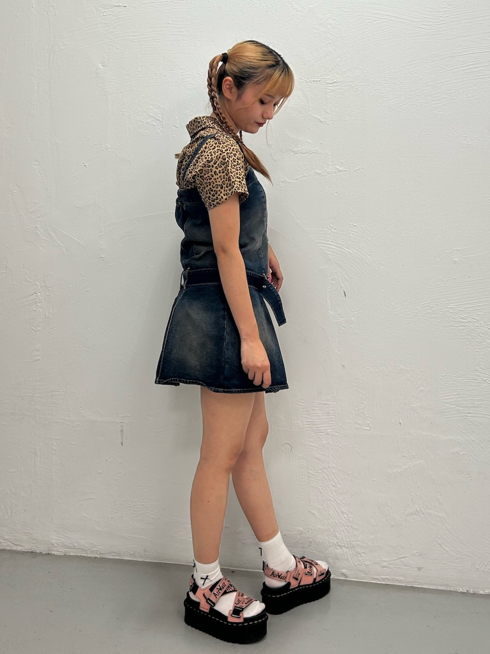 ブルー系のワンピース、ブラウン系のシャツ/ブラウス、ゴールド系のネックレスを着用したレディースの夏コーディネートの2枚目の写真