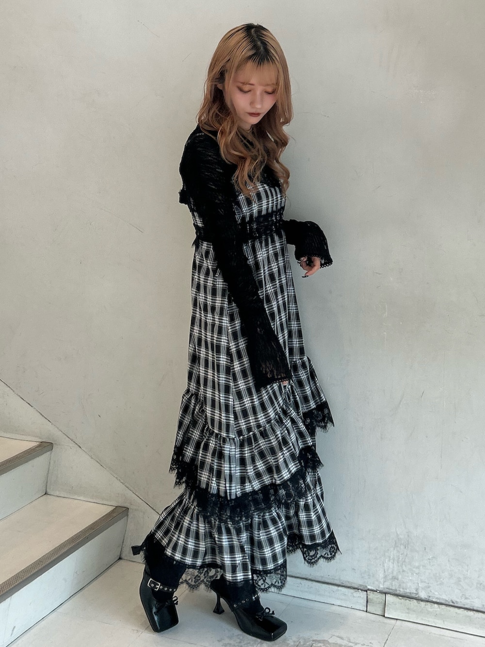 ブラック系のワンピース、ブラック系のTシャツ/カットソー、ブラック系のパンプスを着用したレディースの夏コーディネートの2枚目の写真