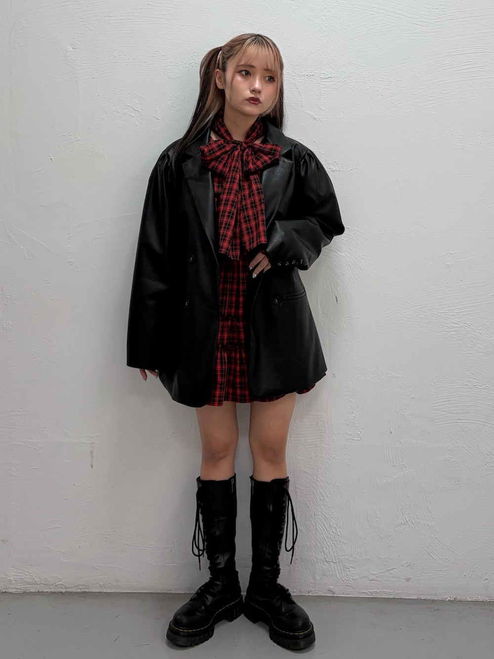 レッド系のワンピース、ブラック系のテーラードジャケットを着用したレディースの春コーディネートの4枚目の写真