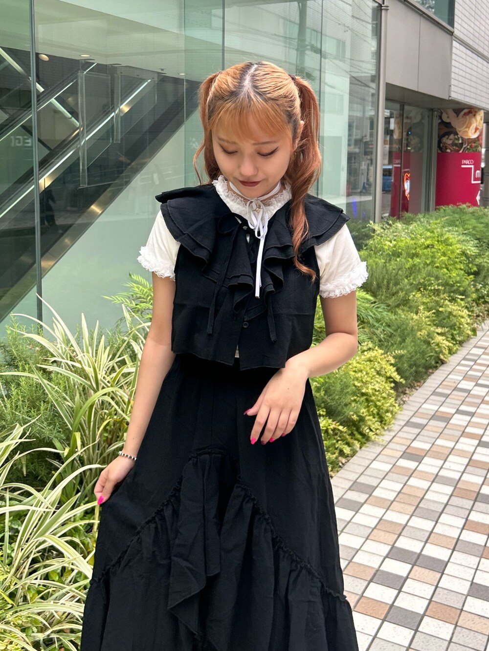 ブラック系のシャツ/ブラウス、ブラック系のスカート、ブラック系のバレエシューズを着用したレディースの春コーディネートの4枚目の写真