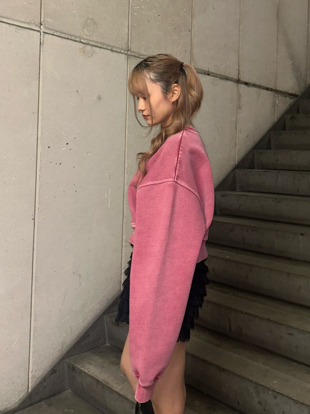 ピンク系のスウェット、ブラック系のその他パンツ、ゴールド系のネックレスを着用したレディースの冬コーディネートの5枚目の写真