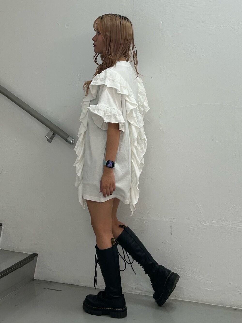 ホワイト系のTシャツ/カットソー、シルバー系のネックレス、シルバー系のブレスレットを着用したレディースの夏コーディネートの2枚目の写真