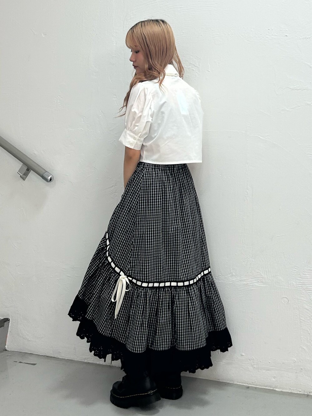 ホワイト系のシャツ/ブラウス、ブラック系のスカート、ホワイト系のネックレスを着用したレディースの夏コーディネートの2枚目の写真